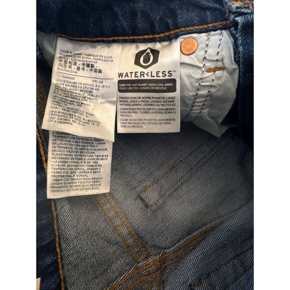 Levi's Premium Denim "Wedgie Straight" Jeans in dark wash Sz 24 w/ fray cuff EUC - Picture 8 of 8